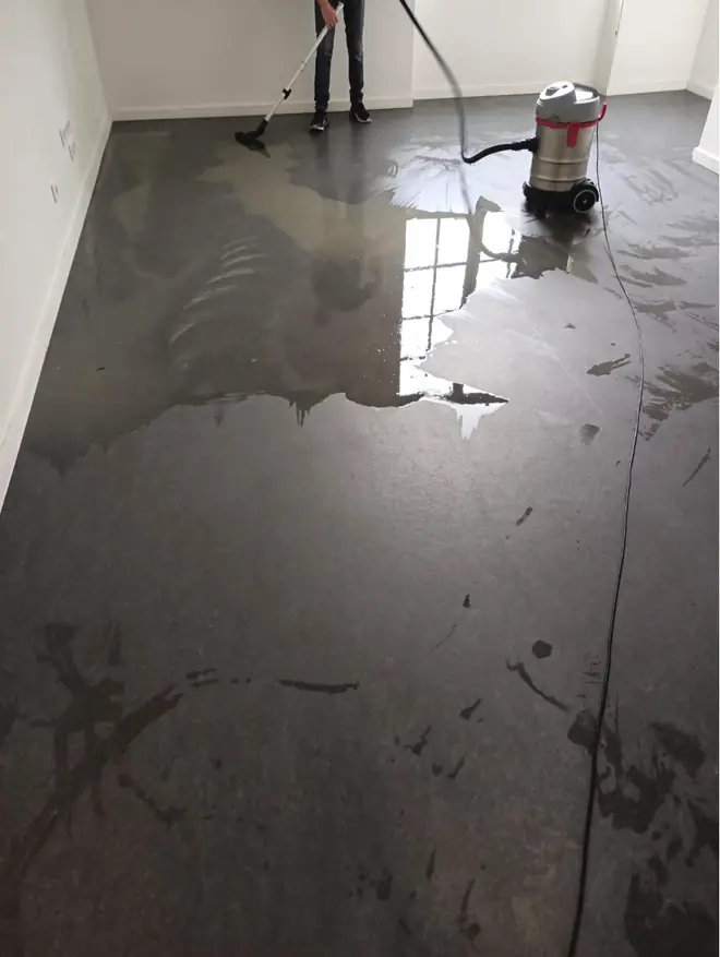 Sol souple pendant le décapage, eau aspirée