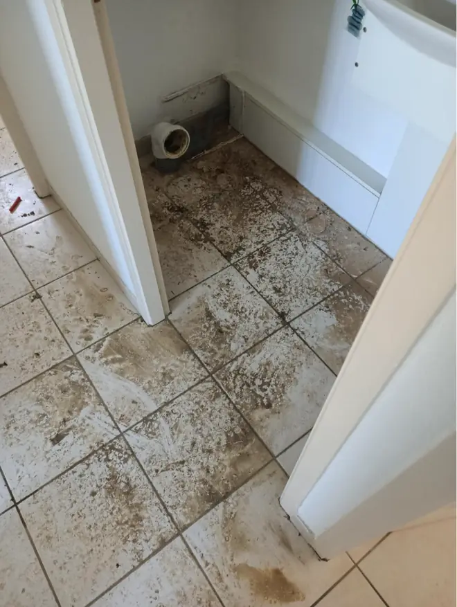 Carrelage couvert de boue après un dégât des eaux