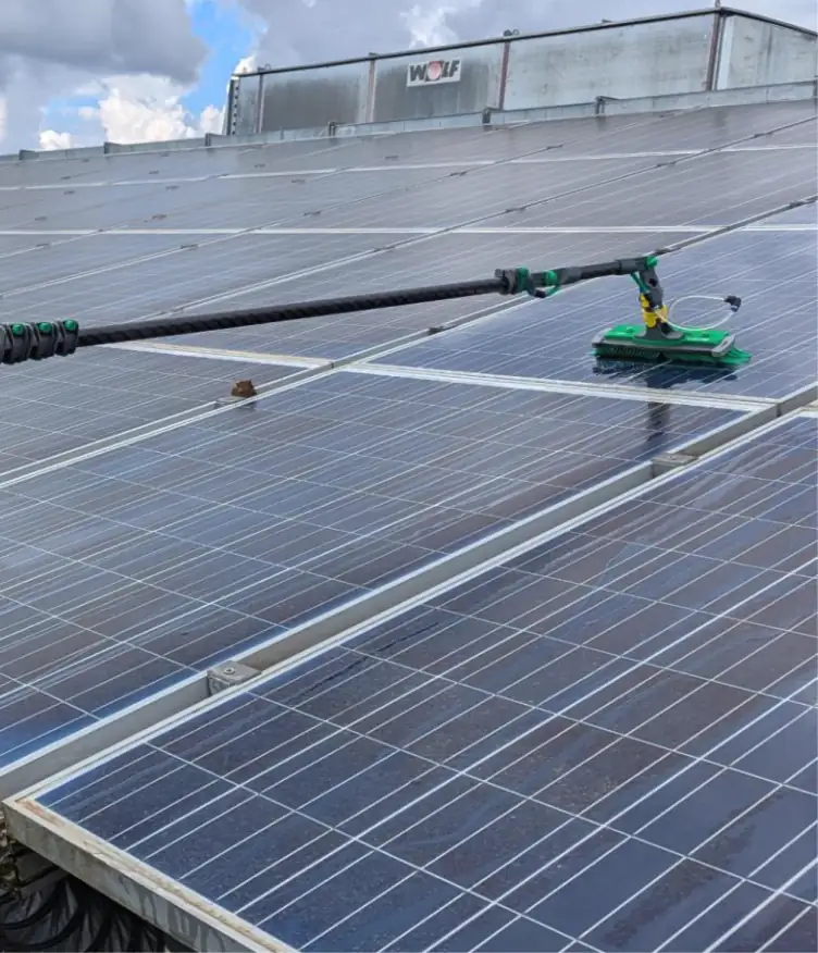 Nettoyage de panneaux photovoltaïques à la perche
