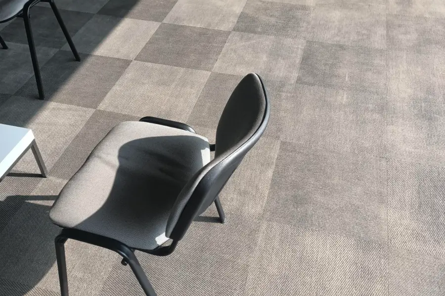Bureau avec moquette en dalles propre et chaises