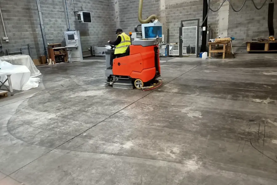 Autolaveuse autoportée sur le sol d'un atelier