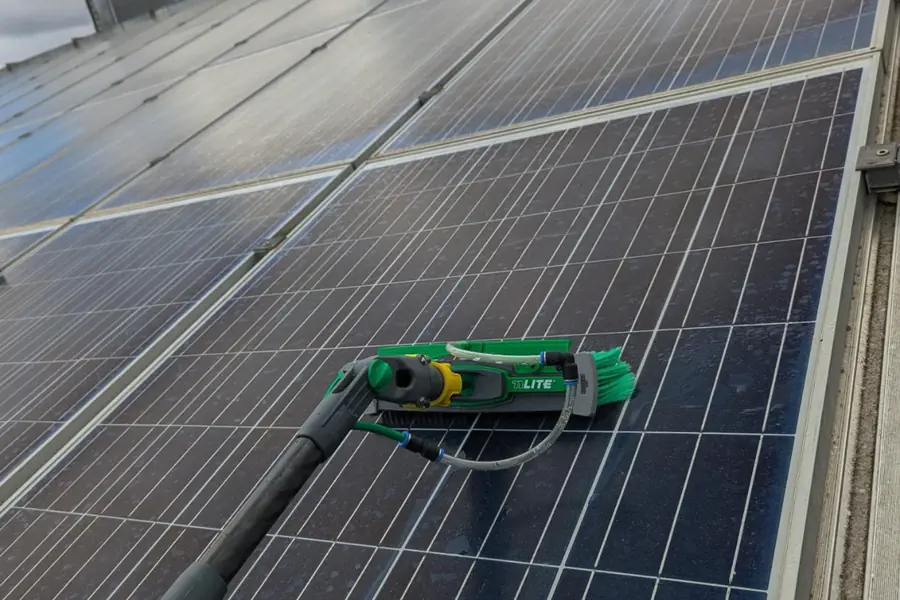Brosse de nettoyage sur des panneaux photovoltaïques