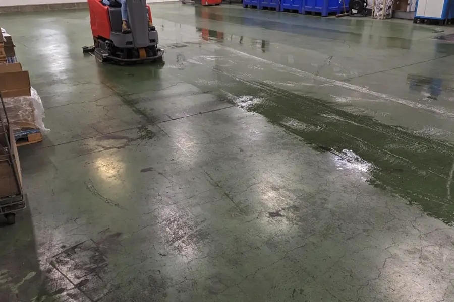Remise en état d'un sol d'entrepôt à l'autolaveuse