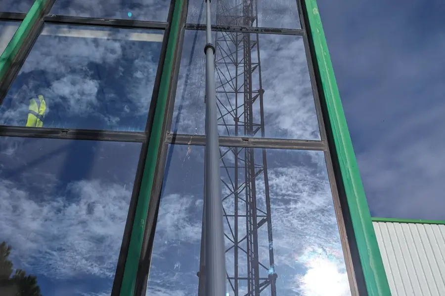 Nettoyage de grandes vitres en hauteur à la perche